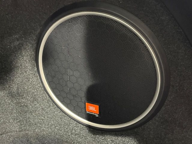 �yJBL�T�E���h�V�X�e���z���[�J�[�I�v�V�����̍��i�ʃT�E���h�V�X�e���𓋍ځB��p�̃`���[�j���O���{���ꂽ�召�l�X�ȃX�s�[�J�[����ǎ��ȃT�E���h���t�ł��A�Տꊴ���ӂ�鉹����Ԃ����o���܂��B