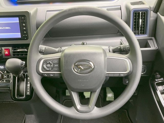 �C���e���A�ɍ��킹���f�U�C���̃X�e�A�����O�́A�^�]�������̂��Ƃ��l���A�^�]���₷���`��A�傫���ł��B�����x�A���ۂɐG���Ă��m���߂��������B