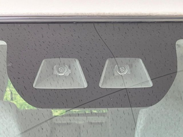 【スマートアシスト】走行中に前方の車両等を認識し、衝突しそうな時は警報とブレーキで衝突回避と被害軽減をアシスト。より安全にドライブをお楽しみいただけます。
