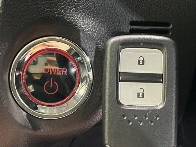 �yHonda�X�}�[�g�L�[�z�J�o����|�P�b�g�ɓ��ꂽ�܂܂ł��h�A�̎{���E�������\�ȃX�}�[�g�L�[�𑕔��B�G���W���̃I���E�I�t�����J�M�����o���K�v����������Ƃ��Ă��֗��ł���