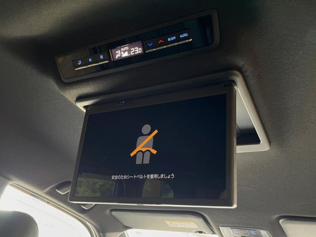 【フリップダウンモニター】大画面モニターで後席でもエンタメをお楽しみいただけます。小さなお子様にも大人気の装備です♪
