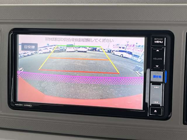 後方モニター表示でバック時の障害物もしっかり見えます!