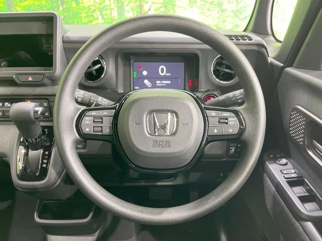 �C���e���A�ɍ��킹���f�U�C���̃X�e�A�����O�́A�^�]�������̂��Ƃ��l���A�^�]���₷���`��A�傫���ł��B�����x�A���ۂɐG���Ă��m���߂��������B