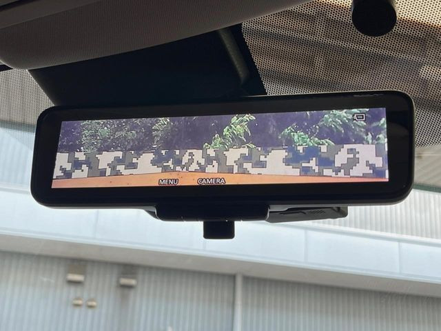 【インテリジェントルームミラー】後席の大きな荷物や同乗者で後方が確認しづらい時でも安心!カメラが撮影した車両後方の映像をルームミラー内に表示。クリアな視界で状況の確認が可能です!