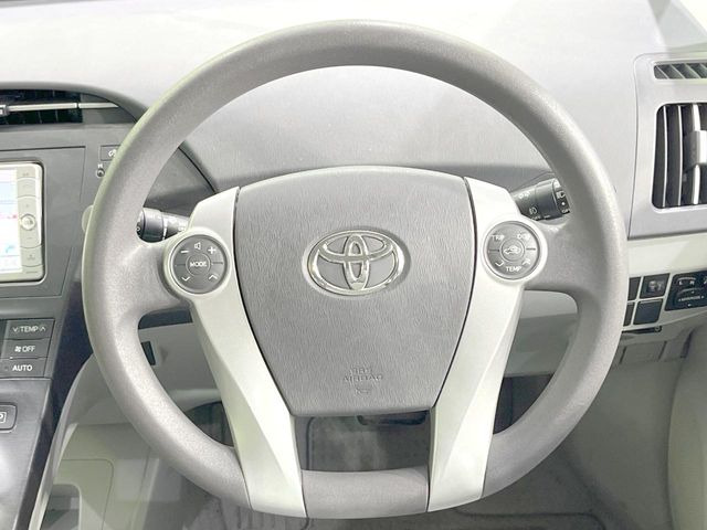 �C���e���A�ɍ��킹���f�U�C���̃X�e�A�����O�́A�^�]�������̂��Ƃ��l���A�^�]���₷���`��A�傫���ł��B�����x�A���ۂɐG���Ă��m���߂��������B