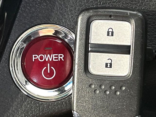 �yHonda�X�}�[�g�L�[�z�J�o����|�P�b�g�ɓ��ꂽ�܂܂ł��h�A�̎{���E�������\�ȃX�}�[�g�L�[�𑕔��B�G���W���̃I���E�I�t�����J�M�����o���K�v����������Ƃ��Ă��֗��ł���