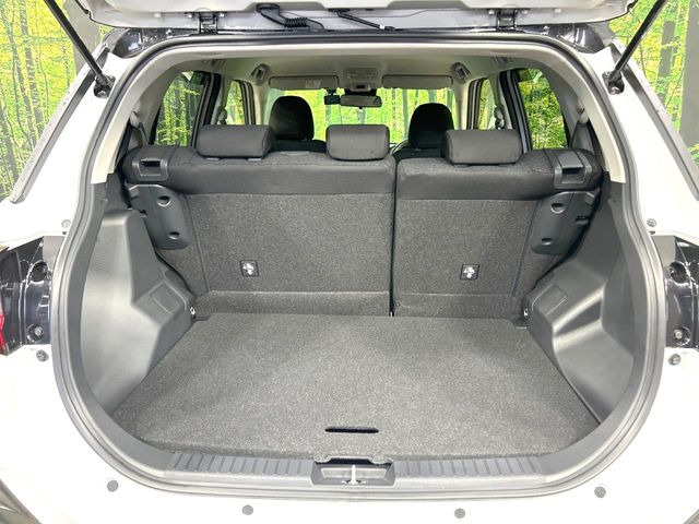 積み下ろしのしやすいデッキにはたっぷりと荷物を積み込んでいただけます。遊びから仕事まで、様々なシーンで頼れます♪