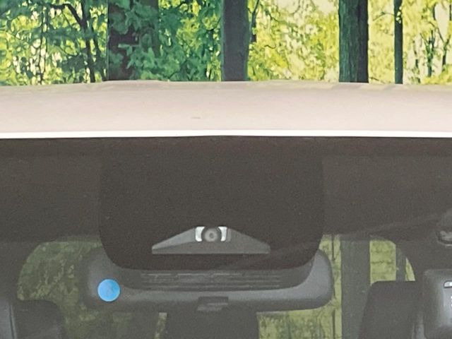 【トヨタセーフティセンス】走行中に前方の車両等を認識し、衝突しそうな時は警報とブレーキで衝突回避と被害軽減をアシスト。より安全にドライブをお楽しみいただけます。