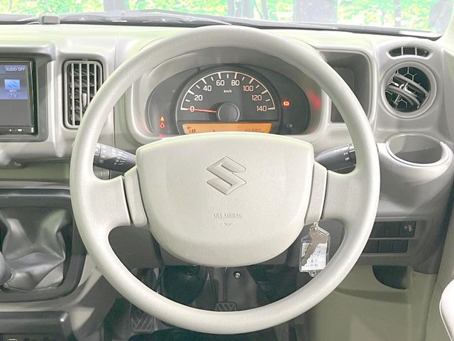 �C���e���A�ɍ��킹���f�U�C���̃X�e�A�����O�́A�^�]�������̂��Ƃ��l���A�^�]���₷���`��A�傫���ł��B�����x�A���ۂɐG���Ă��m���߂��������B