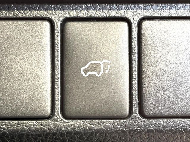 【パワーバックドア】スマートキーや運転席のボタンを押すだけでリアゲートが自動で開閉します!荷物を持っている時や、高い位置にあるバックドアを閉める際に便利な機能です♪