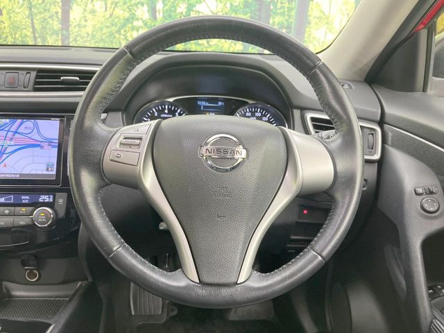 �C���e���A�ɍ��킹���f�U�C���̃X�e�A�����O�́A�^�]�������̂��Ƃ��l���A�^�]���₷���`��A�傫���ł��B�����x�A���ۂɐG���Ă��m���߂��������B