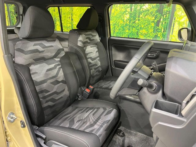 運転席シート廻りは使用感も少なく、良好な状態となっています。前オーナー様が丁寧に使っていたことがよくわかりますね。