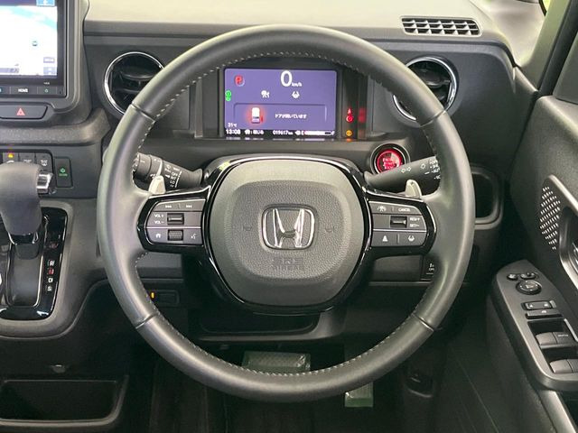 【純正革巻きステアリング】上質な革を使用することで、手にしっかり馴染みとても運転しやすいハンドルです♪