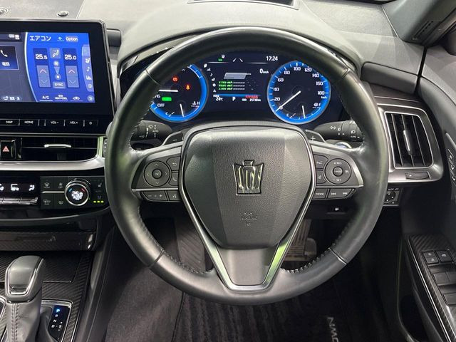 �C���e���A�ɍ��킹���f�U�C���̃X�e�A�����O�́A�^�]�������̂��Ƃ��l���A�^�]���₷���`��A�傫���ł��B�����x�A���ۂɐG���Ă��m���߂��������B