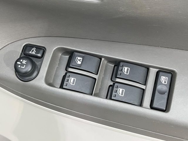 【電動格納ミラー】サイドミラーは電動格納式となっており、狭い駐車場でもキズがつくリスクを抑えられます。