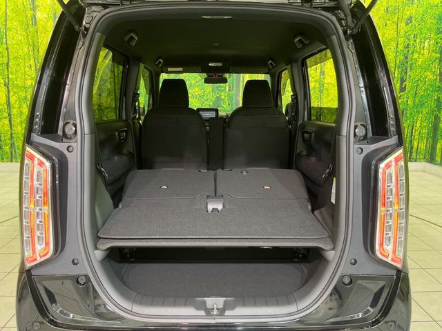 普段のお買い物や通勤、送迎等に十分な荷室スペースを確保しております。セカンドシートを倒すと、大きな荷物の積載も可能です♪