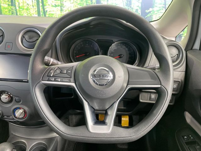 �C���e���A�ɍ��킹���f�U�C���̃X�e�A�����O�́A�^�]�������̂��Ƃ��l���A�^�]���₷���`��A�傫���ł��B�����x�A���ۂɐG���Ă��m���߂��������B