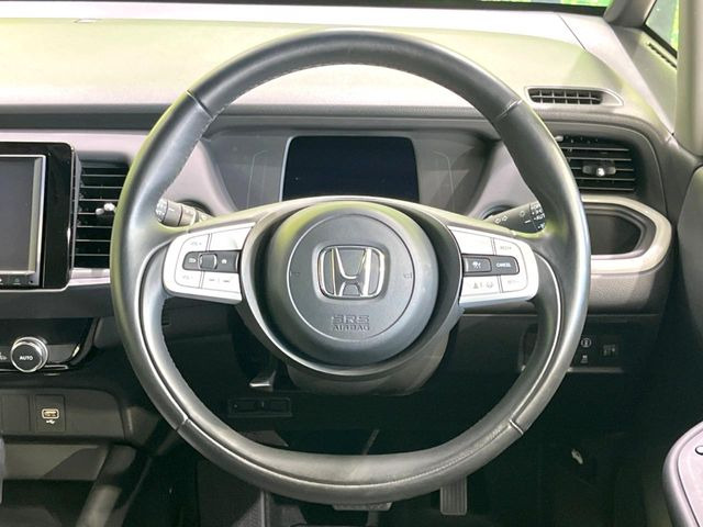 �C���e���A�ɍ��킹���f�U�C���̃X�e�A�����O�́A�^�]�������̂��Ƃ��l���A�^�]���₷���`��A�傫���ł��B�����x�A���ۂɐG���Ă��m���߂��������B