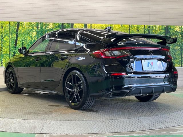 【純正OPテールゲートスポイラー】スポーツカーらしさがグッと引き立つ大型リヤスポイラーを装着♪高速走行時のスタビリティ(走行安定性)向上に役立ちます。