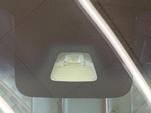 【スマートアシスト】走行中に前方の車両等を認識し、衝突しそうな時は警報とブレーキで衝突回避と被害軽減をアシスト。より安全にドライブをお楽しみいただけます。