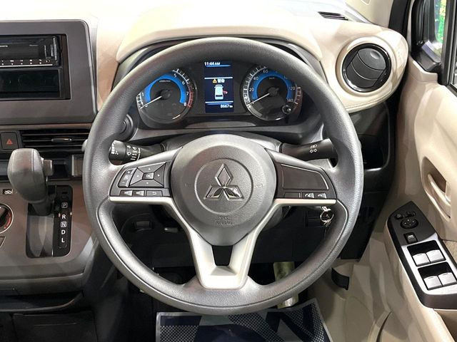 �C���e���A�ɍ��킹���f�U�C���̃X�e�A�����O�́A�^�]�������̂��Ƃ��l���A�^�]���₷���`��A�傫���ł��B�����x�A���ۂɐG���Ă��m���߂��������B