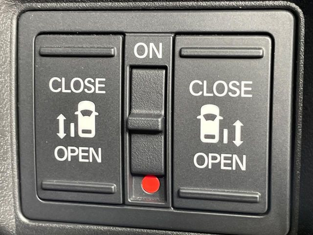 【両側パワースライドドア】スマートキーや運転席のスイッチで後席両側スライドドアの開閉が可能♪電動だから力を入れてドアを開ける必要が無く、小さなお子様でも簡単に開け閉めでき快適です♪