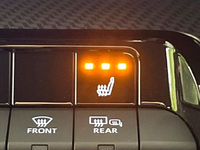 【シートヒーター】寒い日に重宝するシートヒーター!エアコンより早く温まってくれるので寒がりの人も安心ですね♪エアコンの温風は乾燥するから苦手、という方にもをおすすめです。