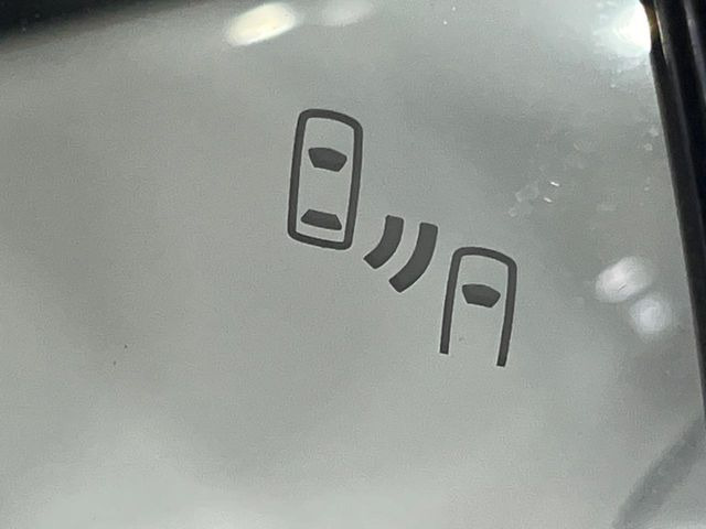 【ブラインドスポットモニター】走行中、ドアミラーの死角になりやすい箇所に後続車が接近するとサイドミラーのレンズに警告を表示!ドライバーに注意喚起をしてくれます。