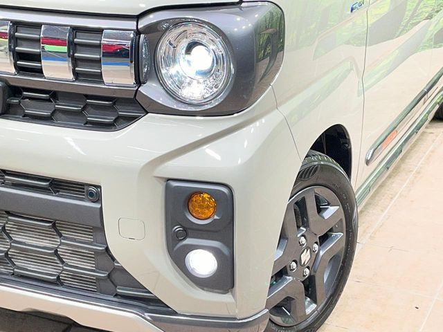 【LEDヘッドライト】悪天候や夜間走行時も良好な視界を確保し安心して運転できる高輝度LEDヘッドライトを装備!点灯速度が早く、消費電力も抑えられています。