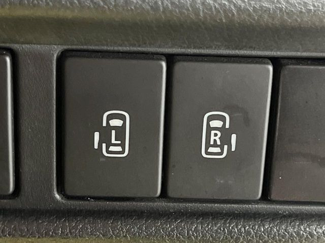 【両側パワースライドドア】スマートキーや運転席のスイッチで後席両側スライドドアの開閉が可能♪電動だから力を入れてドアを開ける必要が無く、小さなお子様でも簡単に開け閉めでき快適です♪