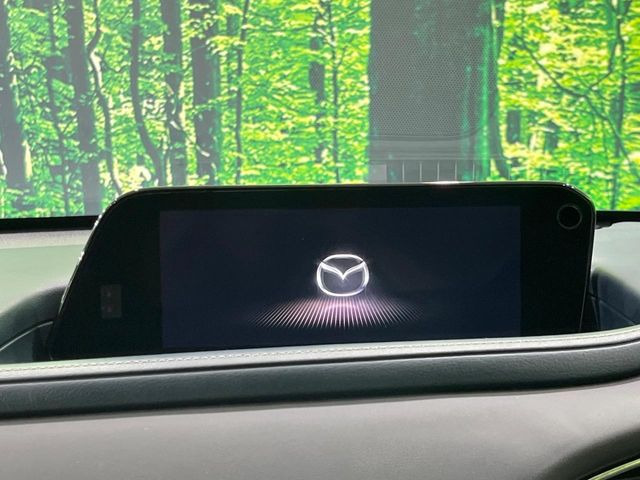 【8.8インチマツダコネクト】車内の雰囲気にマッチした大型のディスプレイ。スマホ接続でのナビ使用やBluetooth再生等、様々な機能が楽しめます。直感的なダイヤル操作が可能で、使い勝手も良好です。