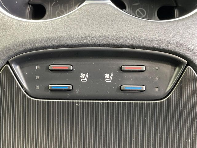 【シートヒーター&ベンチレーション】夏場は涼しい風でお尻や背中の熱やムレを防ぎ、冬はエアコンよりも早く温まってポカポカに!季節を問わず快適に過ごせます。