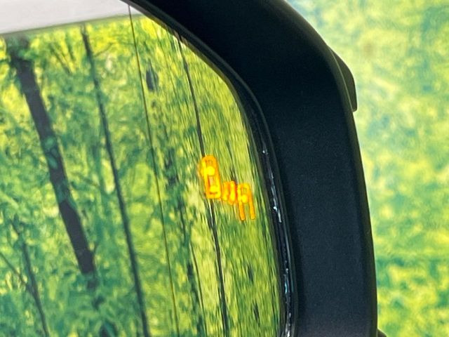 【ブラインドスポットモニター】走行中、ドアミラーの死角になりやすい箇所に後続車が接近するとサイドミラーのレンズに警告を表示!ドライバーに注意喚起をしてくれます。