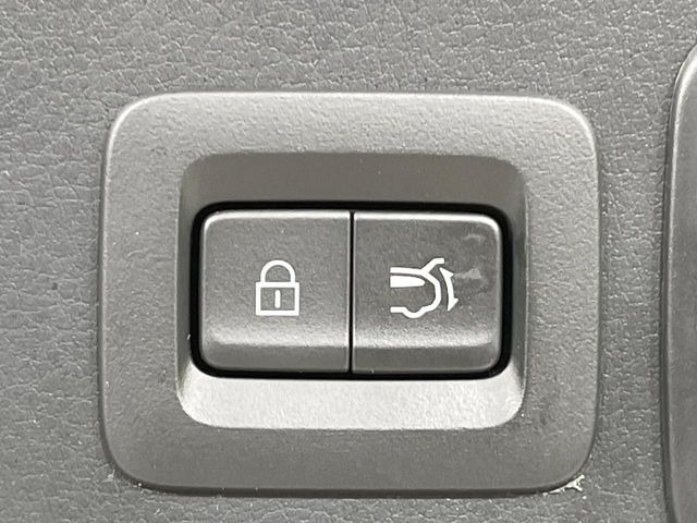 【パワーバックドア】スマートキーや運転席のボタンを押すだけでリアゲートが自動で開閉します!荷物を持っている時や、高い位置にあるバックドアを閉める際に便利な機能です♪