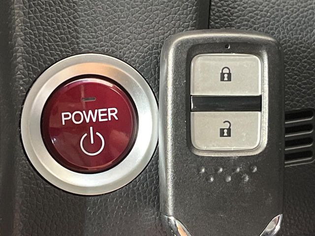 �yHonda�X�}�[�g�L�[�z�J�o����|�P�b�g�ɓ��ꂽ�܂܂ł��h�A�̎{���E�������\�ȃX�}�[�g�L�[�𑕔��B�G���W���̃I���E�I�t�����J�M�����o���K�v����������Ƃ��Ă��֗��ł���
