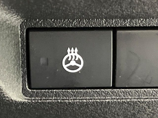 【ステアリングヒーター】冬場に冷たくなりやすい革巻きステアリングを、スイッチ一つで素早く適温に!エアコンよりも早く温まってくれるので、寒い日の運転も快適になりますね♪