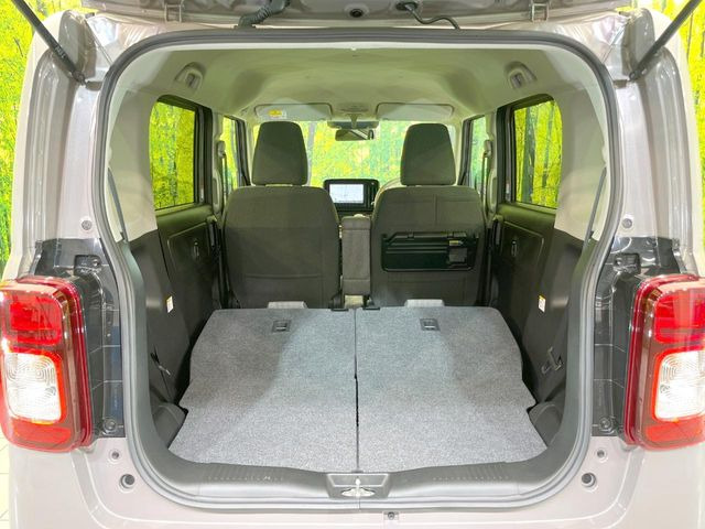 積み下ろしのしやすいデッキにはたっぷりと荷物を積み込んでいただけます。遊びから仕事まで、様々なシーンで頼れます♪