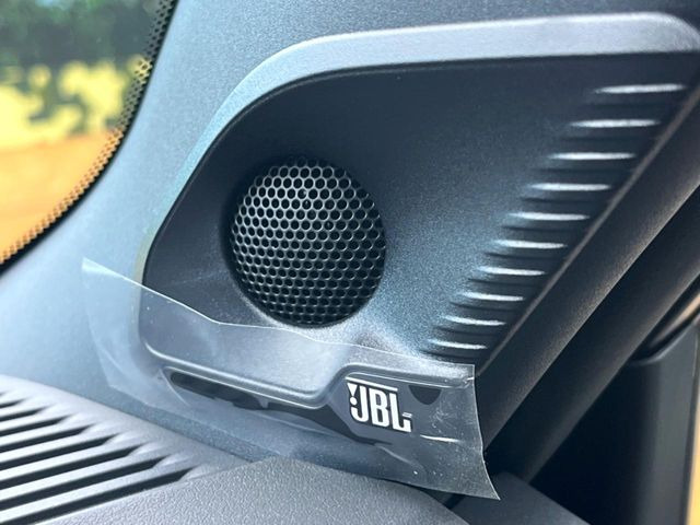 �yJBL�T�E���h�V�X�e���z���[�J�[�I�v�V�����̍��i�ʃT�E���h�V�X�e���𓋍ځB��p�̃`���[�j���O���{���ꂽ�召�l�X�ȃX�s�[�J�[����ǎ��ȃT�E���h���t�ł��A�Տꊴ���ӂ�鉹����Ԃ����o���܂��B