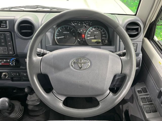 �C���e���A�ɍ��킹���f�U�C���̃X�e�A�����O�́A�^�]�������̂��Ƃ��l���A�^�]���₷���`��A�傫���ł��B�����x�A���ۂɐG���Ă��m���߂��������B