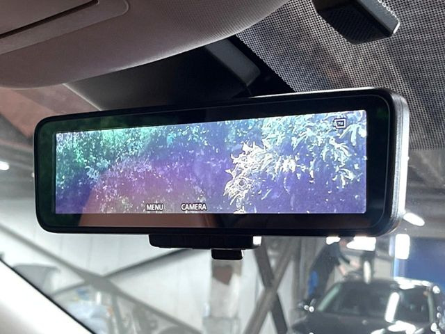 【インテリジェントルームミラー】後席の大きな荷物や同乗者で後方が確認しづらい時でも安心!カメラが撮影した車両後方の映像をルームミラー内に表示。クリアな視界で状況の確認が可能です!