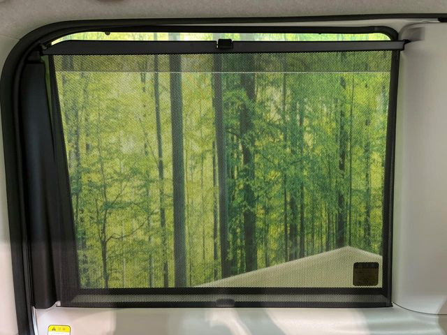 【ロールシェード】日差しや車外からの光が眩しいときにサッと引き出して使える、ロール格納タイプのサンシェードを装備。後席に乗ったお子様がウトウトしだした時など、ぜひご活用ください♪