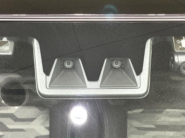 【スマートアシスト】走行中に前方の車両等を認識し、衝突しそうな時は警報とブレーキで衝突回避と被害軽減をアシスト。より安全にドライブをお楽しみいただけます。