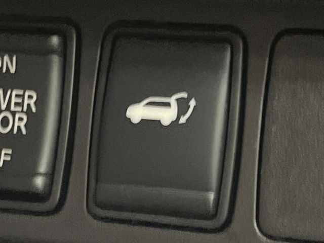 【パワーバックドア】スマートキーや運転席のボタンを押すだけでリアゲートが自動で開閉します!荷物を持っている時や、高い位置にあるバックドアを閉める際に便利な機能です♪