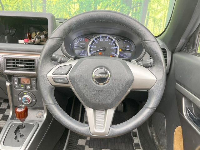 �C���e���A�ɍ��킹���f�U�C���̃X�e�A�����O�́A�^�]�������̂��Ƃ��l���A�^�]���₷���`��A�傫���ł��B�����x�A���ۂɐG���Ă��m���߂��������B