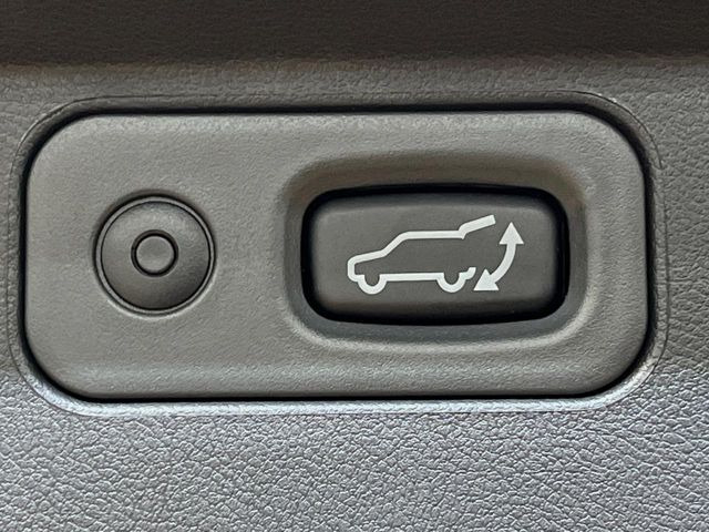 【パワーバックドア】スマートキーや運転席のボタンを押すだけでリアゲートが自動で開閉します!荷物を持っている時や、高い位置にあるバックドアを閉める際に便利な機能です♪