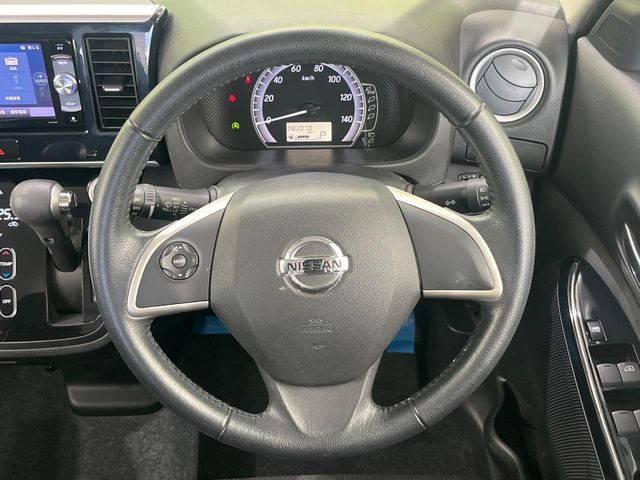 �C���e���A�ɍ��킹���f�U�C���̃X�e�A�����O�́A�^�]�������̂��Ƃ��l���A�^�]���₷���`��A�傫���ł��B�����x�A���ۂɐG���Ă��m���߂��������B