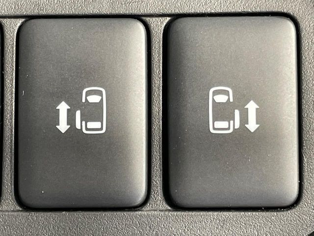 【両側パワースライドドア】スマートキーや運転席のスイッチで後席両側スライドドアの開閉が可能♪電動だから力を入れてドアを開ける必要が無く、小さなお子様でも簡単に開け閉めでき快適です♪