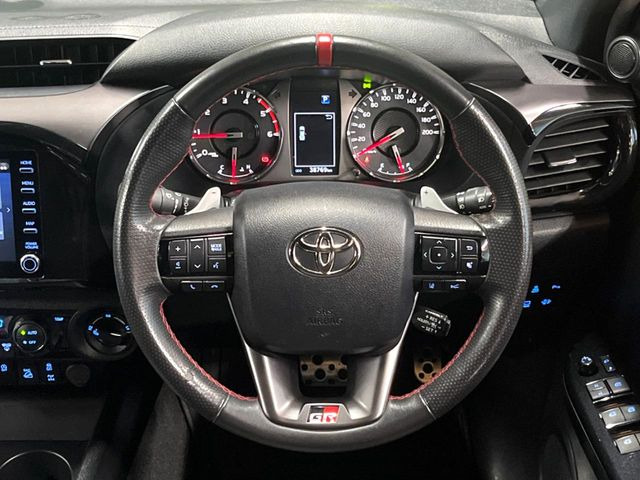 �C���e���A�ɍ��킹���f�U�C���̃X�e�A�����O�́A�^�]�������̂��Ƃ��l���A�^�]���₷���`��A�傫���ł��B�����x�A���ۂɐG���Ă��m���߂��������B