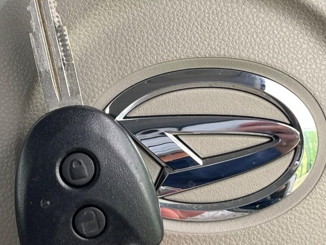 【キーレス】少し離れた場所からでもボタン一つでドアの開錠・施錠ができるのでとっても便利!ドアの鍵穴周りに傷をつけることもありません♪