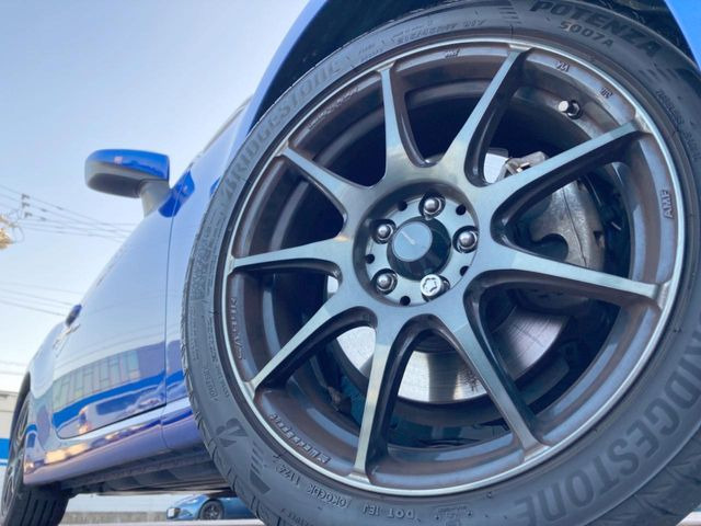 �y17�C���`�A���~�z�C�[���z�O�ςɃ}�b�`�����A���~�z�C�[���𑕒����Ă���܂��B�e��A���~�z�C�[����A�X�^�b�h���X�^�C�����戵�����Ă���܂��B���񂲑��k����������